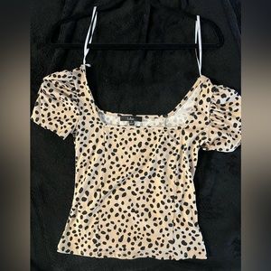 Size S, LULUs Leopard shirt with ruffled elastic sleeves.